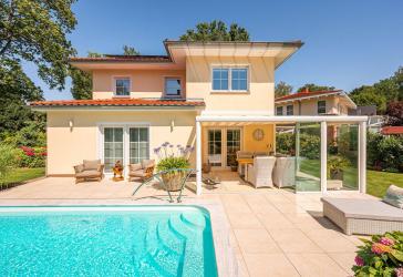Zeitlose Eleganz und luxuriöses Wohngefühl in Villa mit beheiztem Pool