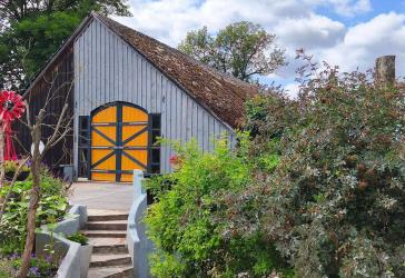 Architektonisch reizvoll ausgebautes Landhaus mit naturnah bewachsenem Grundstück