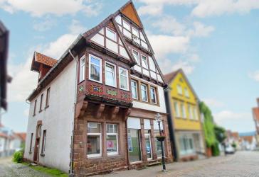 Innenstadt-Investment in Blomberg: Wohn- und Geschäftshaus mit 5 Stellplätzen und Potenzial