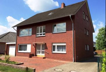 Optimale Wohnlage im Zentrum: Gemütliche Dachg.whg. mit Balkon u. PKW-Stellplatz!