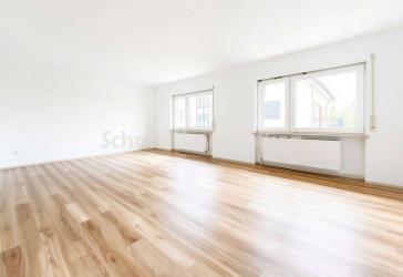 Großzügig wohnen in Schwanheim: 4 Zimmer, Balkon und modernes Bad