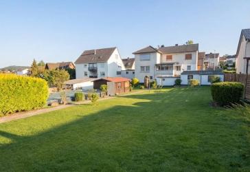 Gepflegtes Zweifamilienhaus mit Pool, ELW & großem Grundstück in Vellmar