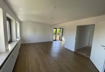 renovierte 4-Zimmerwohnung mit privatem Garten, Terrasse & Garage
