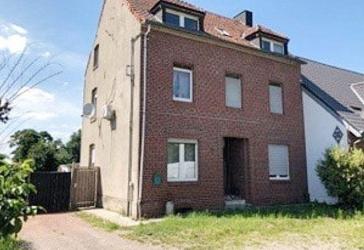 PROVISIONSFREI für Erwerber (Zwangsversteigerung): Haus mit 3 Wohnungen, 4 Garagen und potenziellem Baugrundstück!