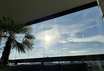 Riesige Loggia mit Fernblick von Ost bis West