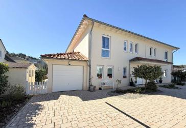 Zentral. Hell. Naturnah. Einseitig angebautes Einfamilienhaus im Herzen von Overath