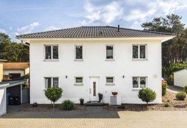 Modernes Zweifamilienhaus mit zwei Wohneinheiten, Garten, Balkon und 4 Stellplätzen in ruhiger Wohnlage