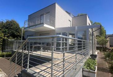 Gepflegtes Dreifamilienhaus + modernes Einfamilienhaus auf ca. 721 m² Grundstück – attraktive Kapitalanlage & Mehrgenerationenwohnen