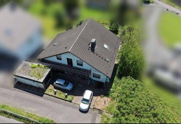 6,57 % Rendite, provisionsfrei! 2 bis 3-Familienhaus in erhöhter Lage mit Siegtalblick
