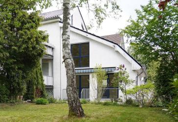 * Freundlich heller Wohnkomfort auf 3 Ebenen * - Reihenendhaus mit Gartenanteil in Burgdorf