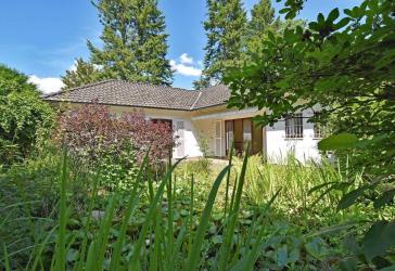 Verwunschenes Juwel in gefragter Lage: Charmantes Landhaus mit Optionen auf ca. 1.700 m² gr. Grundstück
