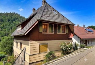 Attraktives Ein- Zweifamilienhaus in Aussichtslage von Forbach-Langenbrand
