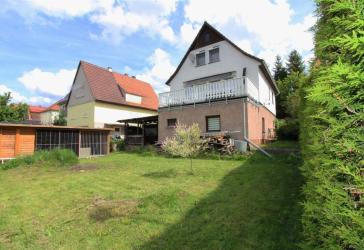 Mehr Platz als erwartet - vielseitiges Einfamilienhaus mit großem Garten & Carports