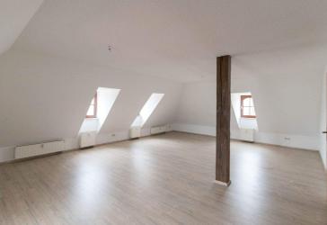 Renovierte 4-Zimmer-Dachgeschosswohnung in Löbau - effizientes Heizen mit Fernwärme