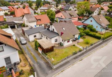Attraktives Einfamilienhaus mit schöner Terrasse, Kamin und Doppelgarage am Waldrand von Hirschau