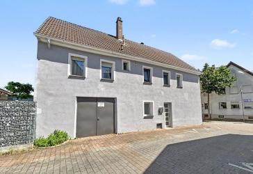 Modernisiertes Einfamilienhaus mit Kamin, Garage und Gewölbekeller im Zentrum von Brackenheim