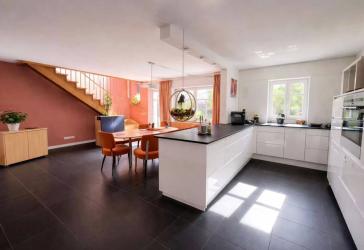 Moderne Traumwohnung mit Gartenanteil und Garage