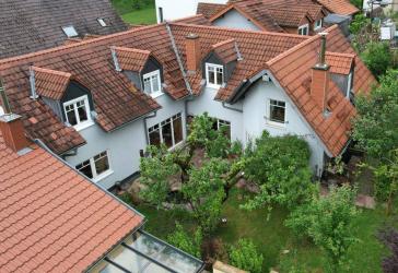 Großzügiges Einfamilienhaus mit 2 kleineren Einliegerwohnungen u. traumhaftem Garten