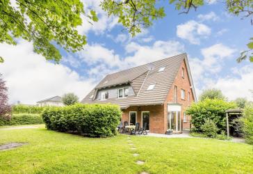 Doppelhaushälfte mit pflegeleichtem Garten, 6,5 Zimmern und 2 Bädern - ruhige Lage