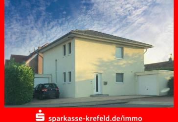 Freistehendes Einfamilienhaus mit zwei Garagen