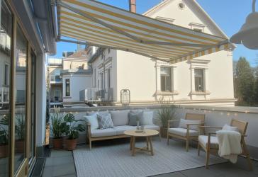 Helle Maisonettewohnung mit großer Terrasse, Aufzug und Tiefgaragenstellplatz in einmaliger Lage