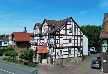 Restaurant mit Biergarten, Gästezimmern und Betreiberwohnung in Lohfelden