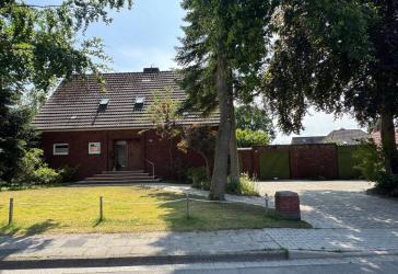 Großes Einfamilienhaus mit abtrennbarem Baugrundstück oder nicht einsehbarem gr. Garten