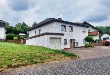 Nentershausen: Gepflegtes Wohnhaus mit ELW in ruhiger Lage mit Garage und schönem Areal