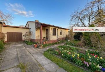 IMMOBERLIN.DE - Charmanter Bungalow mit Gestaltungspotenzial, Südwestgarten & Garage