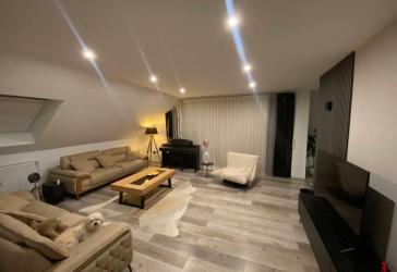 Modernisiertes Zweifamilienhaus mit Balkon, Garten und Garage in idyllischer, ruhiger Lage