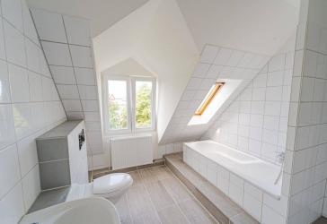 Altbautraum mit 110m² im DG, frisch renoviert, 4-Zimmer, mit neuer EBK und Gartennutzung