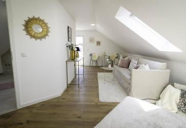 *Provisionsfrei**Neuwertig**Balkon**Klimaanlage**Dachgeschosswohnung 2. Obergeschoss Niederwerrn*