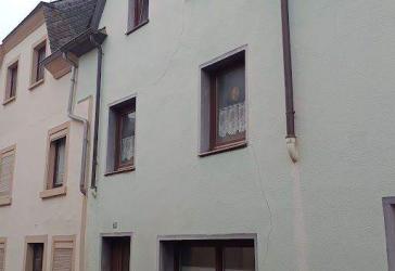 VERKAUFT ---- Reihenhaus - geräumig- mit Keller und Freisitz