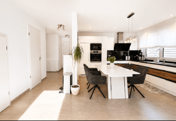 DUVE: Neuwertige 4,5-Zi.-Wohnung (BJ 2016) | A+ Energie | Fußbodenheizung | hochw. Küche | Garage