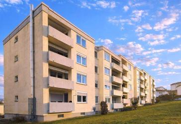 Lichtdurchflutete Drei-Zimmer-Wohnung mit Südbalkon und herrlichem Panorama