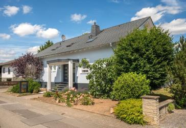 Gebotsverfahren bis 12.07.2026! Freistehendes Zweifamilienhaus mit Garten im wunderschönen Grolsheim