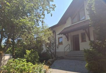 Schönes Einfamilienhaus in zentraler ruhiger Lage mit großem Garten und Swimmingpool.