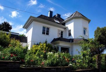 Charmante Villa auf großzügigem, teilbarem Grundstück, alter Baumbestand und unverbaubarer Höhenlage