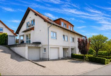 GLOBAL INVEST SINSHEIM | Fast neuwertige Doppelhaushälfte mit Garage und Garten in Dühren