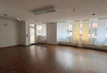 Vielseitig nutzbare Gewerbefläche mit großer Fensterfront in der Hafenstraße