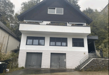 Schönes Zweifamilienhaus in Hanglage mit zwei Garagen in zentraler Lage in 53783 Eitorf