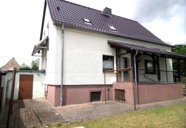 Familien aufgepasst: Gepflegtes Zuhause mit 4 Schlafzimmern, 2 Bädern, Vollkeller und 2 Garagen
