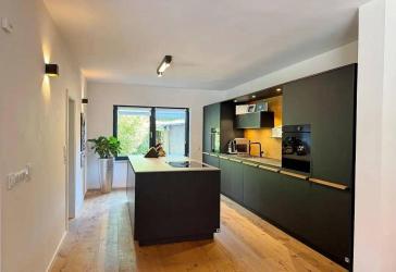 Zukunftssicheres Design-Atriumhaus: Klasse B, 12kWp PV, Klima, Kamin & Einlieger-Option