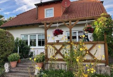 Freistehendes EFH im Landhausstil: weitläufiges Grundstück am Feldrand, Doppelgarage & Carport