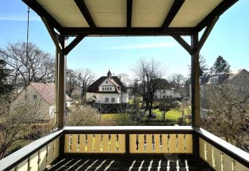 AM PARK: GROSSZÜGIGE ETAGENWOHNUNG MIT PRIVATGARTEN UND BALKON