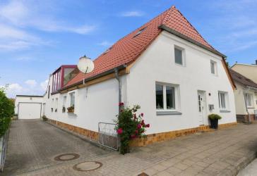 RAUM FÜR FAMILIE. PLATZ FÜR IDEEN. EIN HAUS MIT GESCHICHTE IN OSTSEENÄHE.