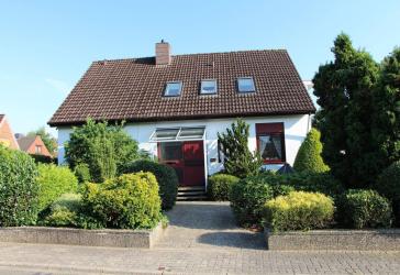 Großzügiges Einfamilienhaus mit vermietetem Obergeschoss