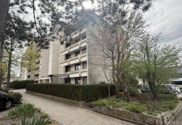 Großzügige 4,5 Zimmer-Erdgeschoss-Wohnung mit Garten, Terrasse und Tiefgaragenstellplatz in Leonberg