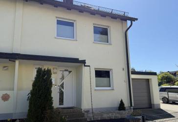 DIREKT EINZIEHEN UND WOHLFÜHLEN - Doppelhaushälfte mit Garage und Garten