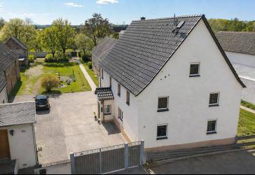 *Großzügiges Bauernhaus mit großem Garten und Wiesenflächen*